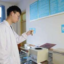 23歲基層檢驗(yàn)醫(yī)生曹綱 在平凡崗位上書寫醫(yī)療報(bào)國篇章
